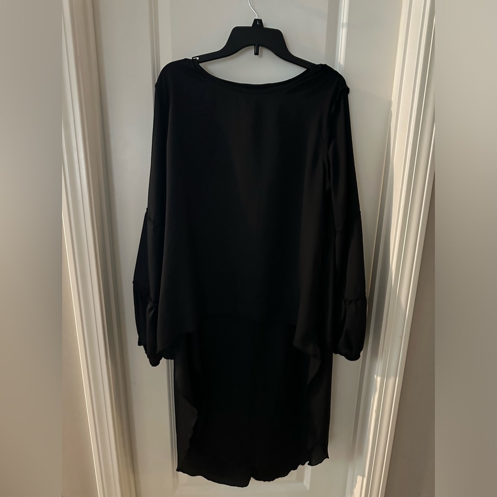 Never worn. High low top, would go great with leggings or jeans !